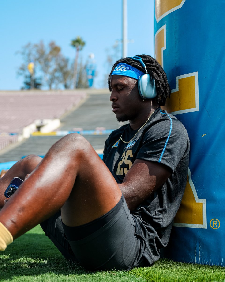 UCLAFootball's tweet image. RBs locking in 🎧🎯

#GoBruins