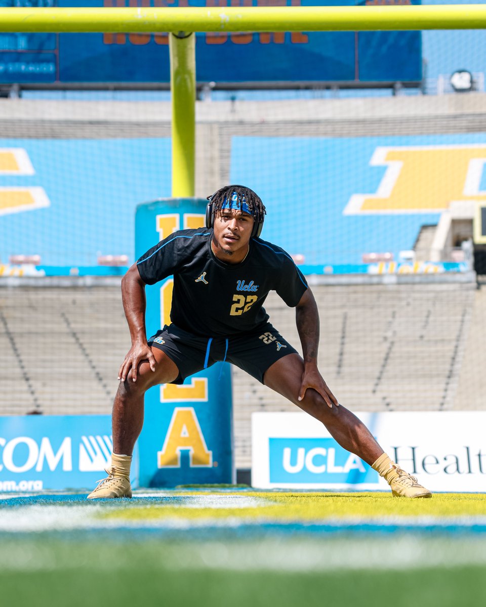 UCLAFootball's tweet image. RBs locking in 🎧🎯

#GoBruins