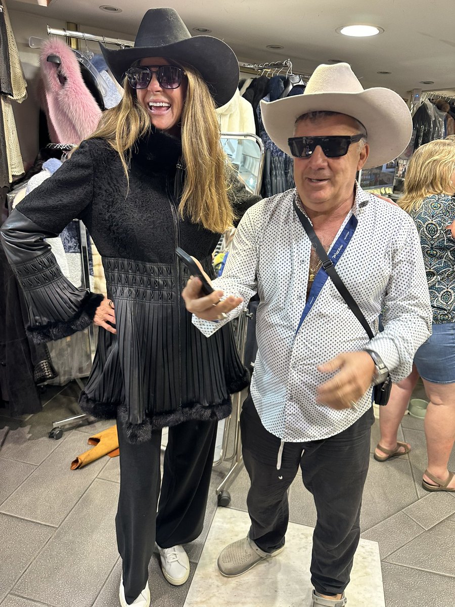 Ronnie_Beason's tweet photo. Seriously, if you’re walking through Florence after seeing Michelangelo’s David and you happen to notice a leather store with an @OU_Football helmet in the window you know it’s gonna cost some dollar$...especially when the owner finds out you’re from Oklahoma and opens a bottle of wine and starts pouring @carla_beason
