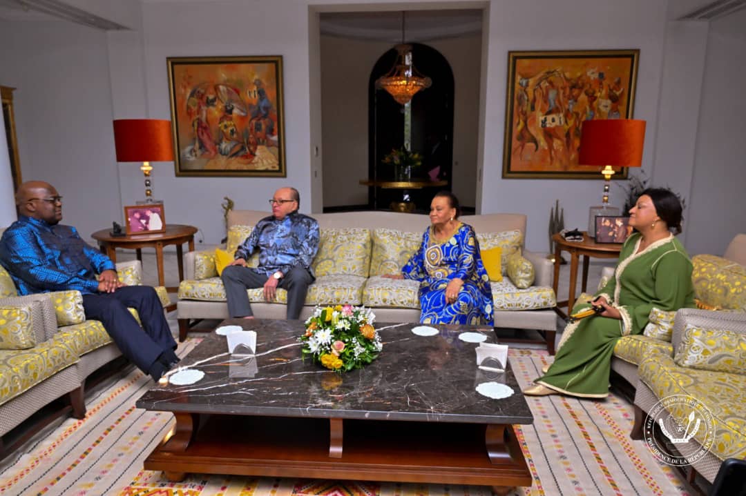 MicheYamfu28441's tweet image. 📄RDC|  Le Chef de l'État de la RDC @fatshi13 a rendu visite à #Léon #Kengowa #Dondo, ancien Président du Sénat, ce samedi à Kinshasa. Cette visite souligne le respect et l'importance accordés à Kengo wa Dondo, figure emblématique de la politique congolaise.