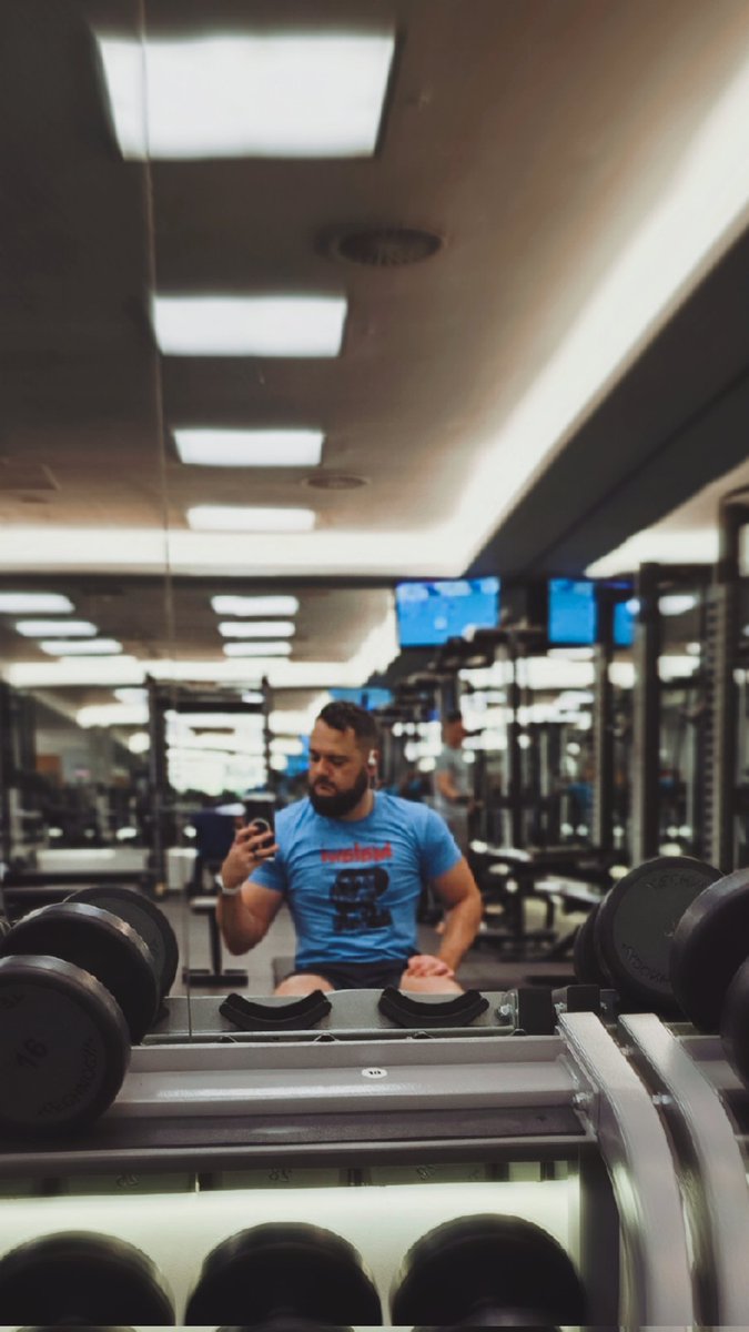faLouwme87's tweet photo. * "Flexin' on a Saturday. 😉  #gymselfie #gains #gaygains #transformation #gymmotivation #fitlife https://t.co/UYIhIb9Q1d