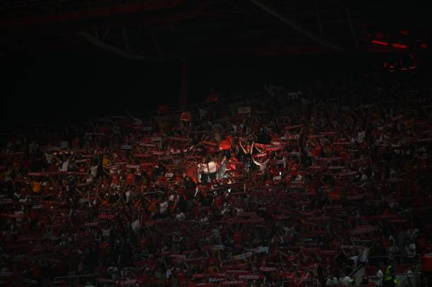 Clube num mau momento, fraturado e no lodo.

Povo benfiquista: 60.145 na Luz.

Respeitem o Maior de Portugal. Nunca comparem.