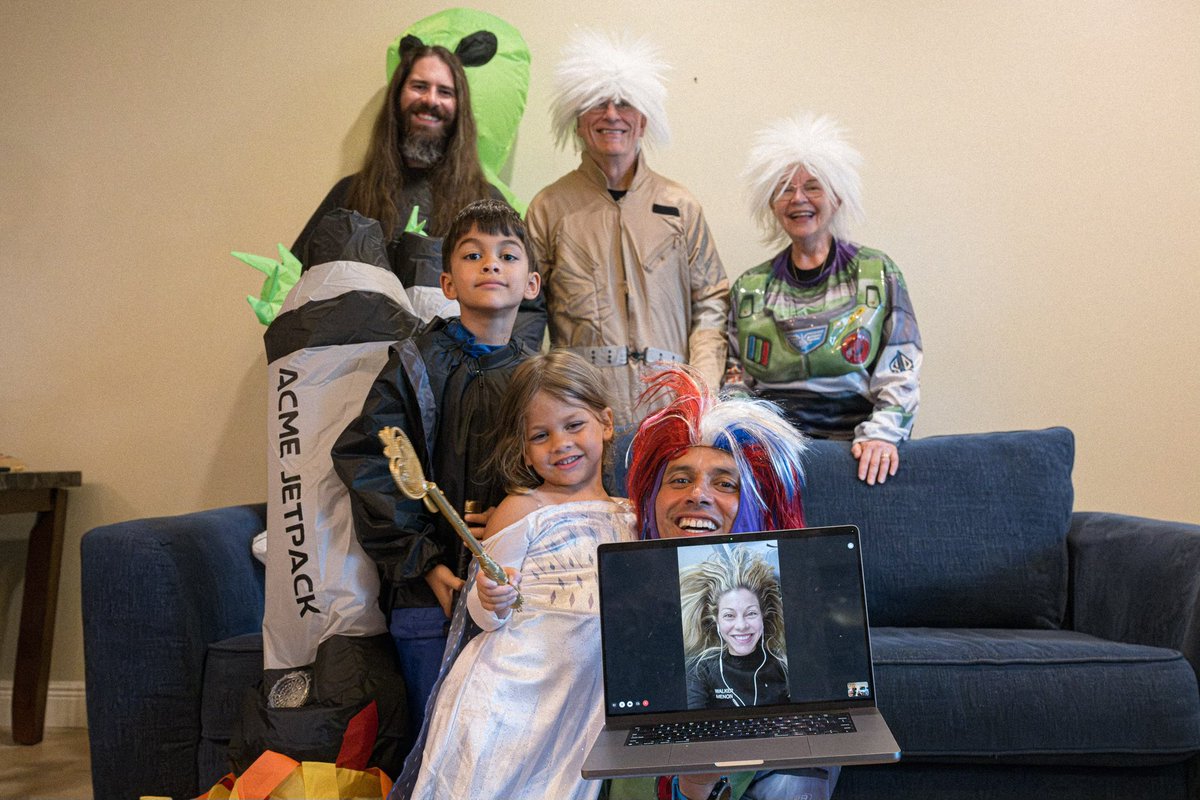 astro_anil's tweet image. Last call before @polarisprogram returns from space.  @annawmenon called via FaceTime on @spacex Starlink.  The whole family was poised to surprise her.  She was shocked to see everyone dressed up in space costumes (minus princess Elsa who was just going to be a princess no…