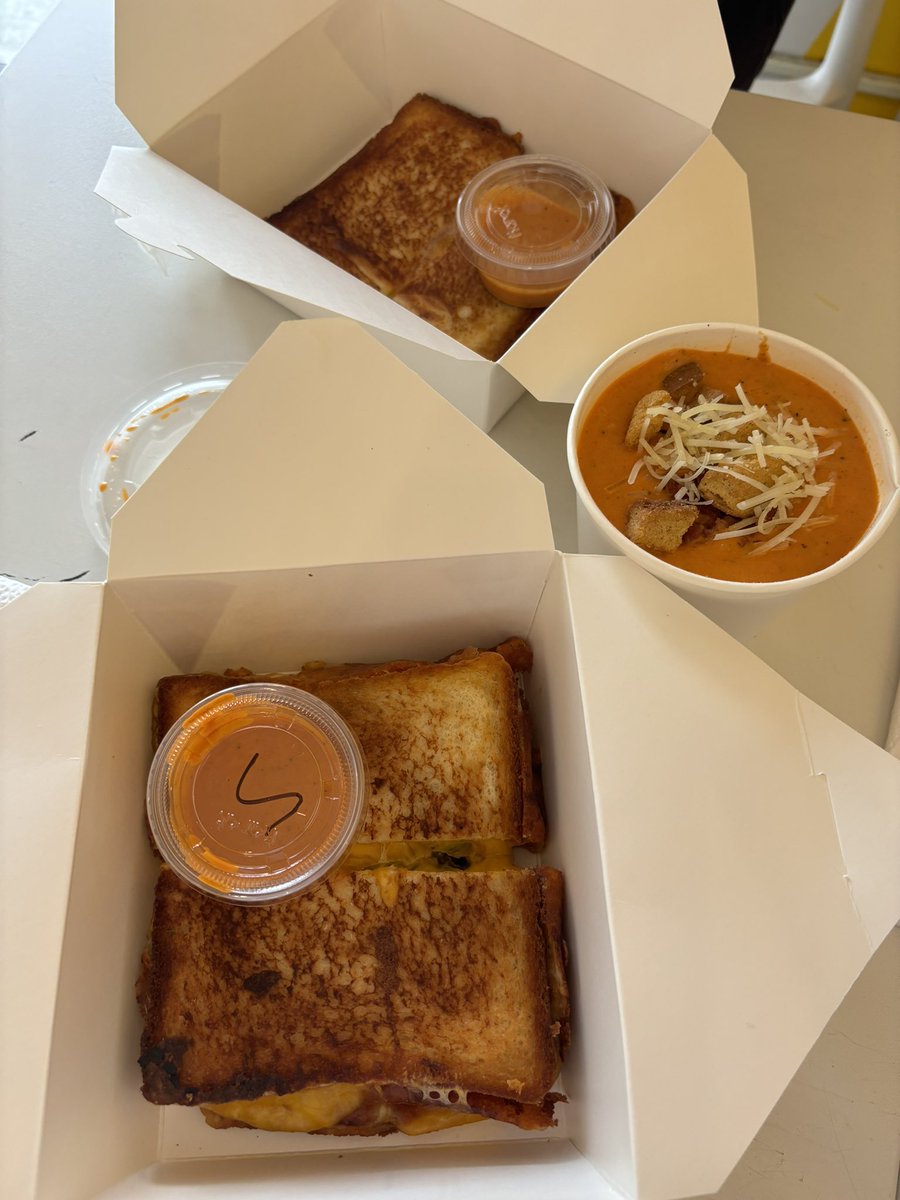 yevliii's tweet photo. Last meal before I head to the airport 🥺 Aloha Melt has some great grilled cheese~ 😋
I’m gonna miss everything that I’ve done in Hawaii aah There were fun and scary activities but I still had fun experiencing it~ #vacationover #veryfun #amazingviews https://t.co/qd0xCpaH5w