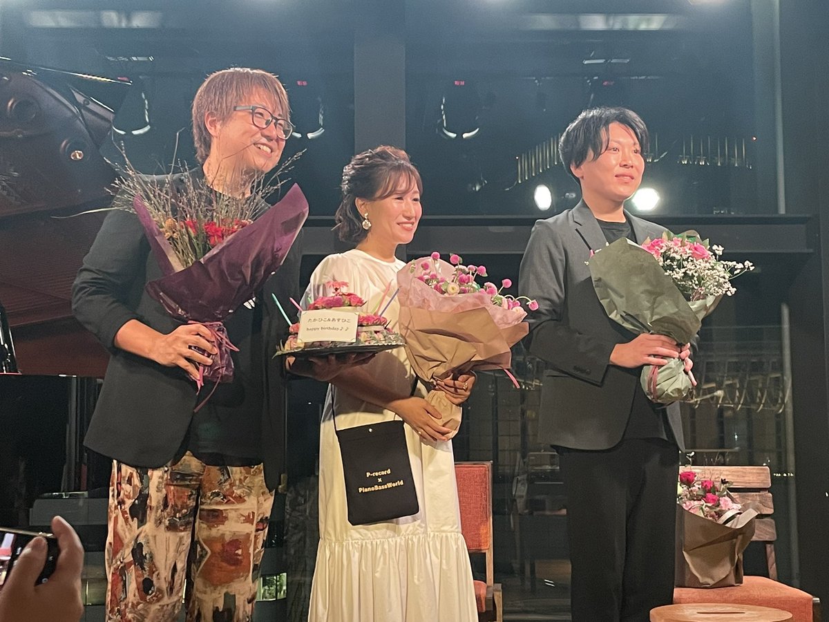 0615RUIKI's tweet photo. @asukabass 最高‼️
久しぶりのライヴでオープニングからウルウル🥹
飛鳥さんのベースの音が入ってきた瞬間、再会した実感がすごくわいて、一気に涙腺ダム崩壊😭
battlefieldの包みこむようなベースの音色にまた泣きつつ、皆んなで歌えて嬉しかったなぁ。温かかった。
ありがとう😌またお会いしましょう✨ https://t.co/Z1ZYJuPl2I