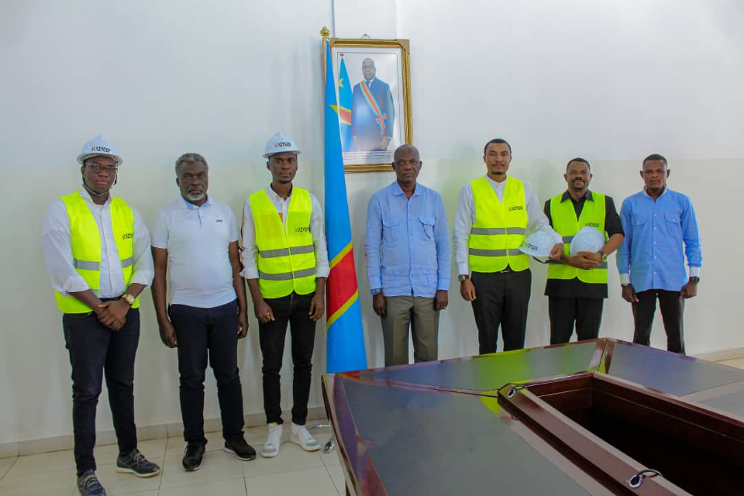 LuabeyaLuabey3's tweet photo. #Infosactualité : Ce samedi 14 Septembre 2024 j'ai conduit une délégation de l'entreprise #AZYGOS sous le leadership de son patron à l'autorité provincial le #Gouvice assument l'intérim du gouverneur en déplacement... Cet dernièr à témoigner ses ambitions d'investir dans plusieurs secteurs provincial : L'agriculture, infrastructures et informatique.
L'autorité se réjouit de voir les fils du #Kasaï-Oriental revenir dans leur province d'origine. Son Excellence Mr le vice-gouverneur Dr Augustin KAYEMBA MULEMENA à profiter de cette occasion de faire appel a tous les filles et fils du Kasaï-Oriental de revenir dans leur province avec pour objectif construire ensemble notre province.
MU BOBUMUA NI TUSHIMUNA!
LUKANU NUMUA KALUENA MUA KUDILA KUDI BOKU NASHA.