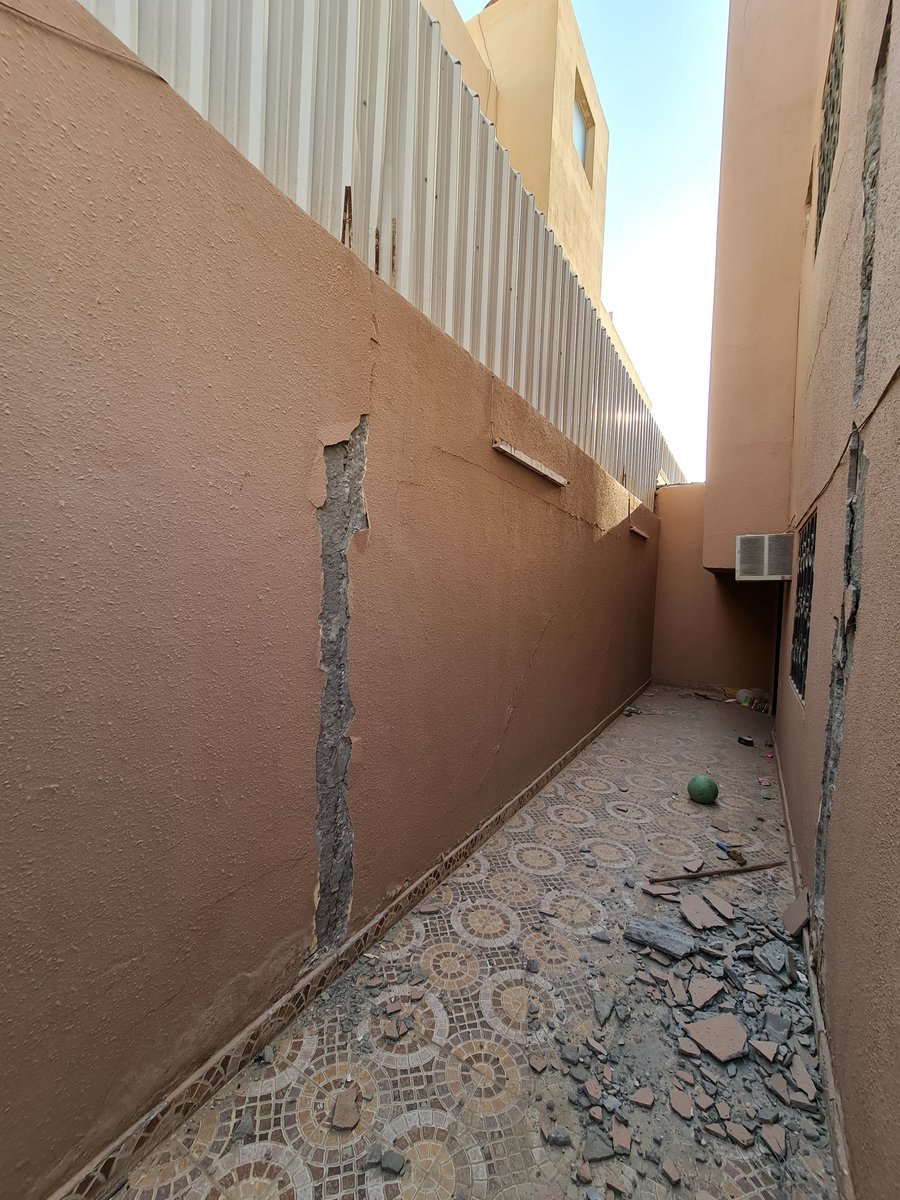 ssrrr22's tweet photo. الشروخ التي تظهر بشكل مائل في زوايا الغرف أو على شكل درج غالبًا ما تكون ناتجة عن هبوط في قواعد المبنى.
عند ملاحظة هذا النوع من التشققات، من الضروري مراقبتها بعناية منذ البداية، إذا استمرت في التوسع أو ظهرت شروخ جديدة، يجب التحرك فورًا لتدعيم الأساسات.

التأخر في معالجة هذه المشكلة قد يؤدي إلى تفاقم الأضرار، حيث يمكن أن تنتقل التشققات إلى أجزاء أخرى من المبنى، مثل الجسور الخرسانية، بلاطات السقف، والواجهات الحجرية.
في بعض الحالات، قد تتطور الأمور إلى درجة يصعب معها إجراء التدعيم، مما يزيد من تكاليف الإصلاح بشكل كبير ويؤثر على سلامة المنزل.

التدعيم غالبًا ما يتم من خلال حقن التربة بمواد إسمنتية سائلة لتقويتها ووقف الهبوط.
ولكن التأخير في اتخاذ هذه الخطوة، سواء بسبب نقص السيولة المالية أو انتظار الانتهاء من إجراءات رفع القضية ضد البائع، يزيد من الخطر ويرفع تكاليف الإصلاح كلما طال الوقت.
