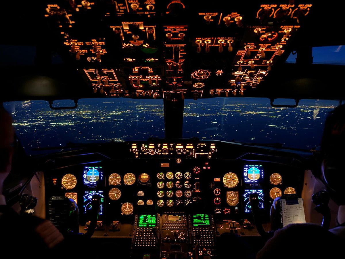 ilongshaw's tweet photo. Descending towards East Midlands airport (EGNX) on a beautiful clear night. Perfect weather for a line check (credit to the LCC for the photo). https://t.co/5cdojrrn4A