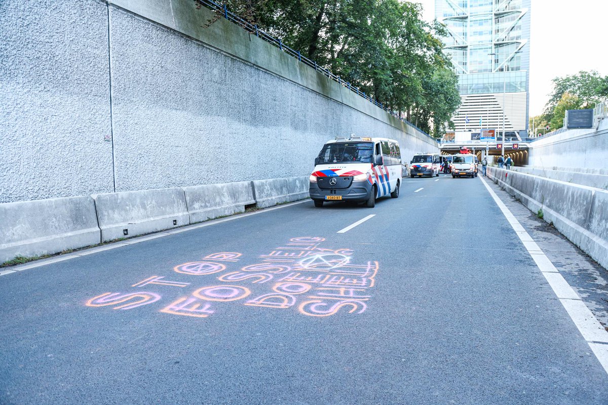 De laatste rebellen zijn weggehaald. Wij zijn niet te stoppen, fossiele subsidies wel! We komen terug, met nog veel meer #StopFossieleSubsidies #Klimaatrechtvaardigheid!