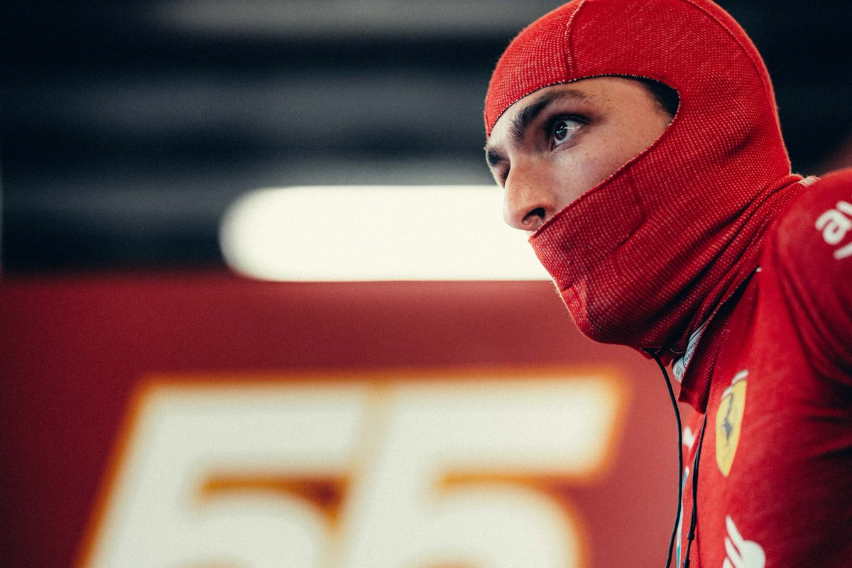 ScuderiaFerrari's tweet photo. Fun on the streets ✌️

#AzerbaijanGP 🇦🇿 #F1 https://t.co/kSubptBUg7