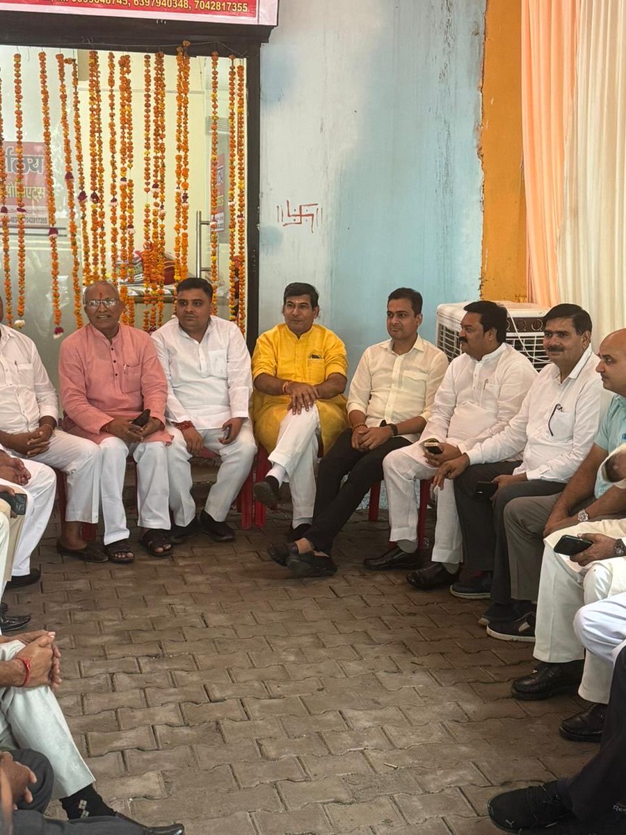 bjprahulpandit's tweet photo. हम सबके लोकप्रिय शिक्षक विधायक आदरणीय श्री श्रीचंद शर्मा जी के साथ एक उद्घाटन कार्यक्रम में रहना हुआ ￼￼ https://t.co/1HxOYmFz4H