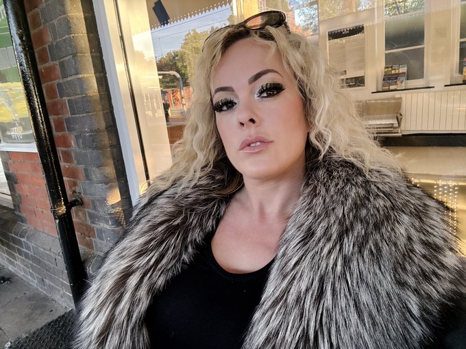 Finally on route to London!!  Looking forward to spending the evening with one of My favs @DianaVonRigg