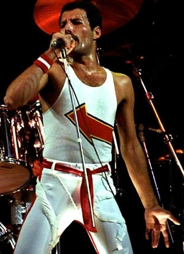 Farrokh_Mercury's tweet photo. #SaturdayRock "The last U.S Dance" 🇺🇲
In those days ends @QueenWillRock's headline races in North America - What remains are unforgettable moments between California and Maine. 🇺🇲⚡️#Queen https://t.co/nelbYQd7Ef