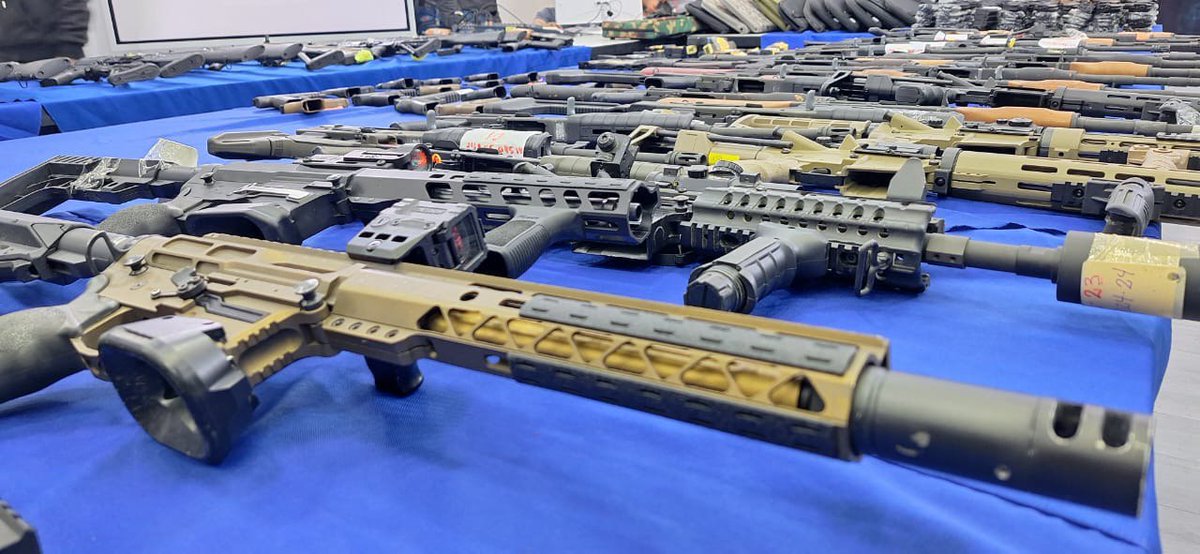 MPPRIJP (@mijpvzla) on Twitter photo <a href="/dcabellor/">Diosdado Cabello R</a> 🔴 #EnVivo || Vpdte. Sectorial @DCabelloR informa que tras esta red de tráfico de armas de guerra se encuentra Ivan Simonovis como principal actor intelectual. <a href="/dcabellor/">Diosdado Cabello R</a> 🔴 #EnVivo || Vpdte. Sectorial @DCabelloR informa que tras esta red de tráfico de armas de guerra se encuentra Ivan Simonovis como principal actor intelectual.