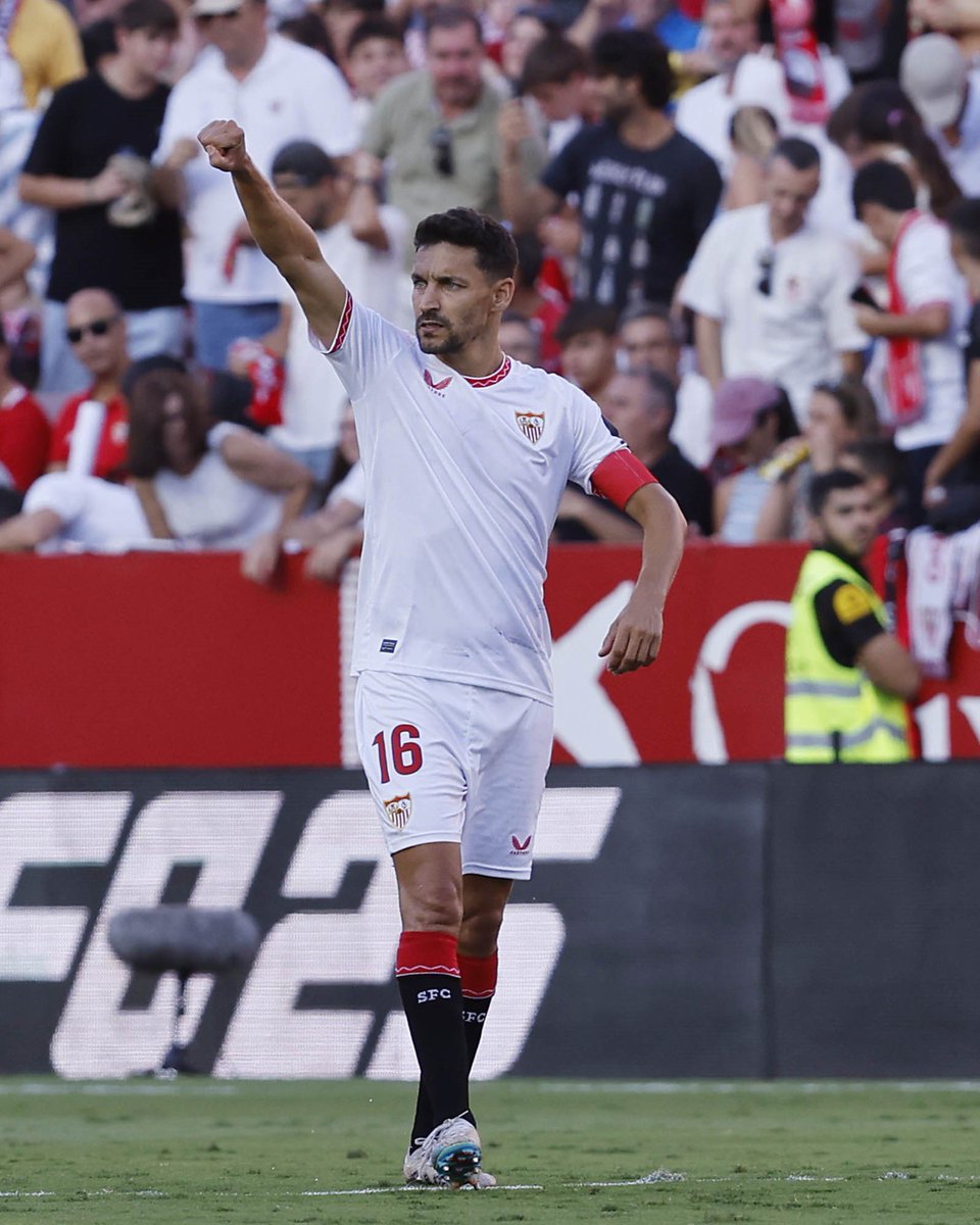 ✨🇪🇸 38 years, 298 days. Jesús Navas becomes the oldest player to score for Sevilla in the history of La Liga.