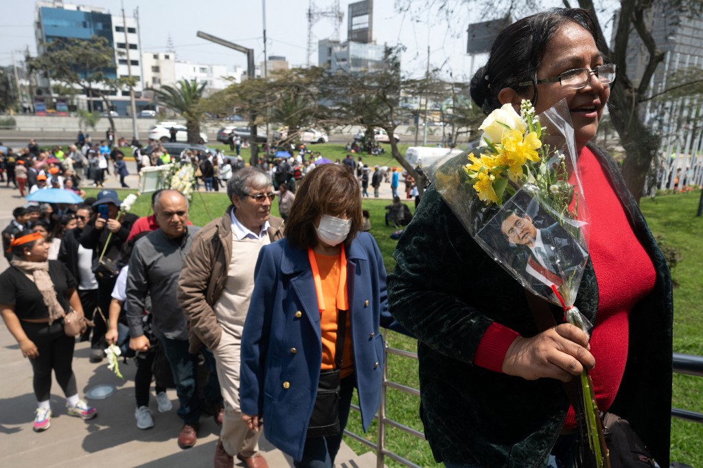 Con un rito fúnebre y emocionados discursos de sus familiares, comenzó este sábado el adiós solemne a Alberto Fujimori, el expresidente de mano férrea que lideró una era de cambios ensombrecida por los delitos de lesa humanidad que lo llevaron a prisión.
Fuente: AFP
#TReporta