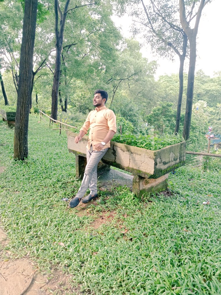 mdRashedmahamud's tweet image. ঘড়ির দিকে তাকাও না। সময় পার হতে দিন, এবং আপনি আপনার মত করে যান।