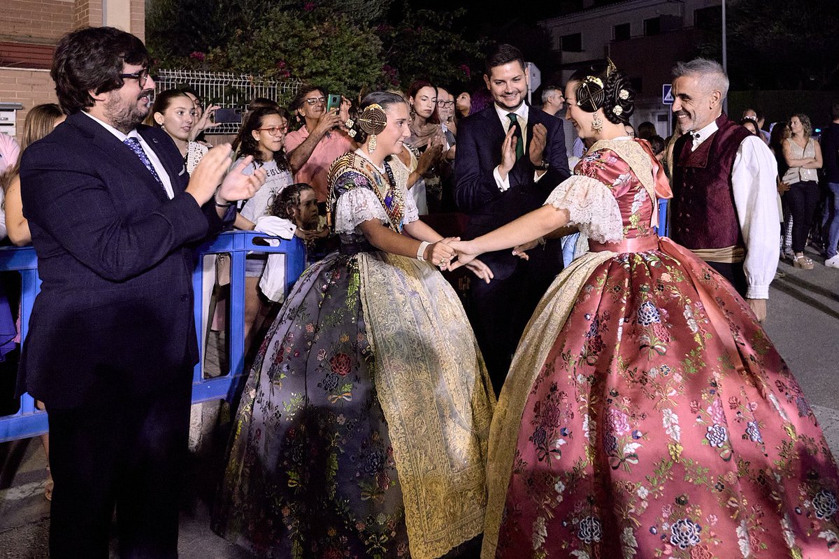 josemaprieto's tweet photo. Emoció i alegria en l'acte de presentació de Maria Cremades com a Fallera Major Infantil de 2025 i de la seua Cort d’Honor. 

La periodista @llopiseta va ser la mantenidora. Estic segur que Maria mai oblidarà les paraules tan boniques i sentides que li van dedicar.

Ara sí que s'intensifica el calendari faller a #Gandia, la nostra #FestaInterésTurísticNacional