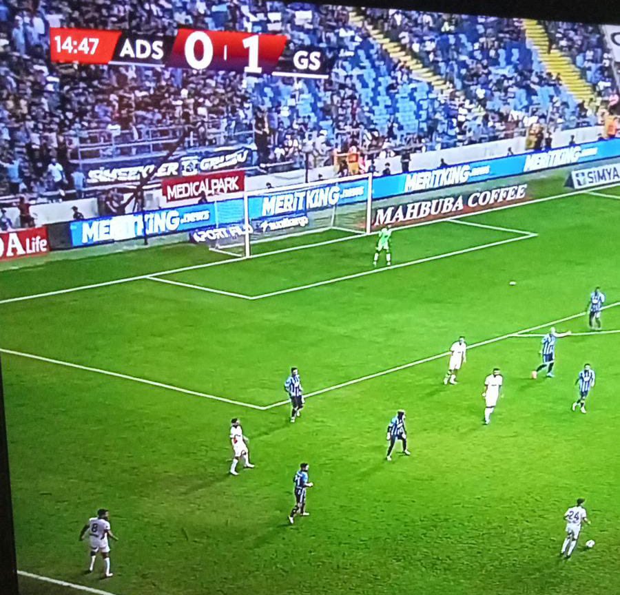 lubeayar's tweet photo. Sponsorlukta yasal sınırlar kalktı mı? 

MeritKing, kuyumcular üzerinden karapara akladığı iddiasıyla tutuklanan Kuzey Kıbrıslı bahis baronu Fedlan Kılıçarslan'ın yasadışı bahis sitesi..

Daha önce de Galatasaray maçına reklam vermişti..

Mevzu Galatasaray ise cumhuriyet savcıları da kör, sağır, dilsiz oluveriyor.. 

Pes!