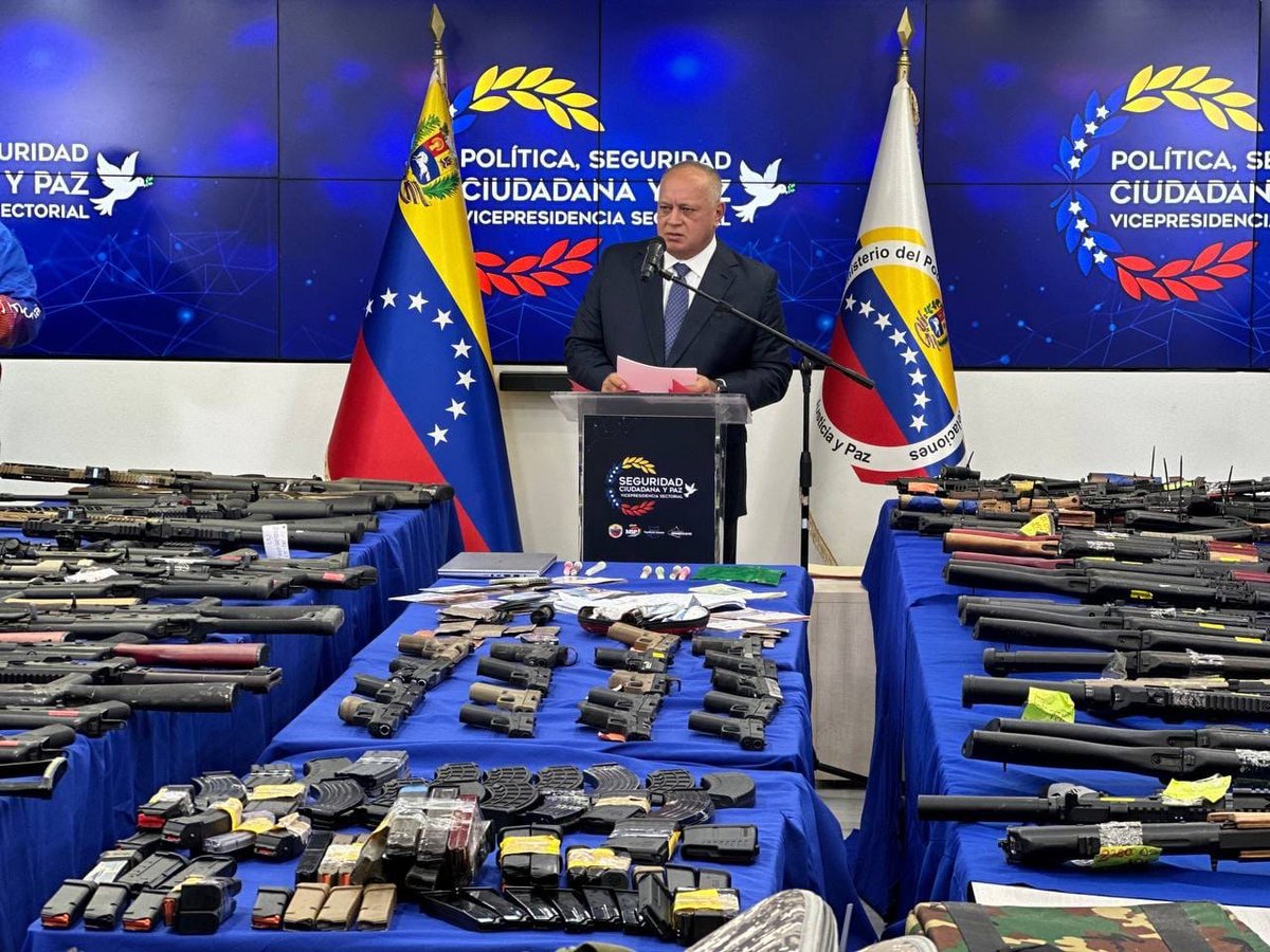 Con el Mazo Dando (@conelmazodando) on Twitter photo #EnVivo <a href="/dcabellor/">Diosdado Cabello R</a>: Dentro de los teléfonos encontramos vínculos para la compra de explosivos C4 para iniciar unas rebeliones en las cárceles y salir a tomar el poder político.
#FascistasNosotrosVenceremos #14sep #EnVivo <a href="/dcabellor/">Diosdado Cabello R</a>: Dentro de los teléfonos encontramos vínculos para la compra de explosivos C4 para iniciar unas rebeliones en las cárceles y salir a tomar el poder político.
#FascistasNosotrosVenceremos #14sep