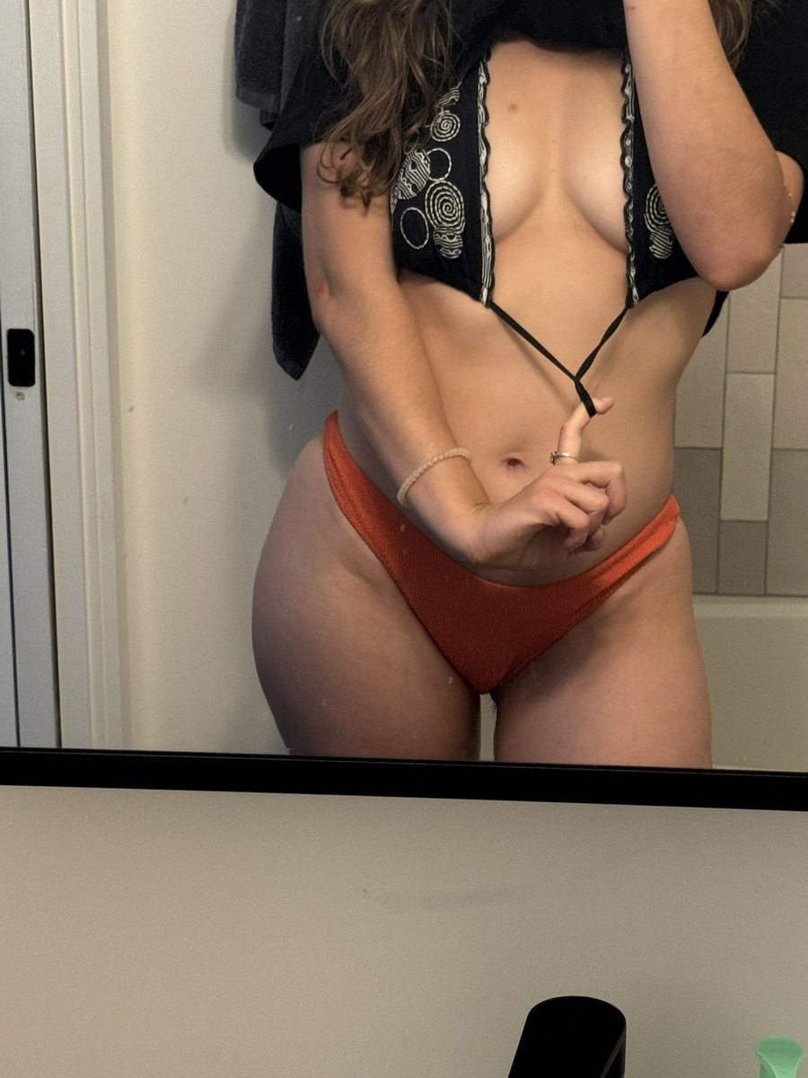 wileyriley888's tweet photo. Beach day but ready for Halloween 🎃🙈☀️ catch me later on #chaturbate to see what costumes I have in store! 

⚠️ 18 and older only ⛔️

#beach #nsfw #bikini #fit #FitFam #Halloween https://t.co/u5f6ZK60DA