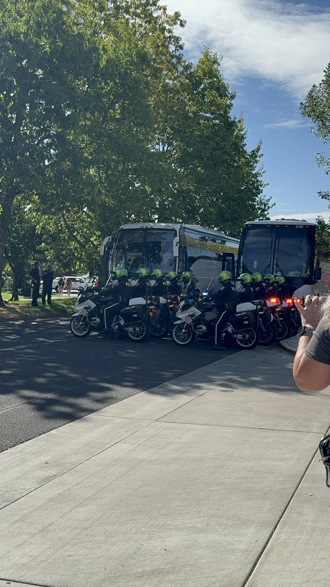 thatlawyerLisa's tweet photo. The police have winged helmets….. https://t.co/4B2oHCP90S