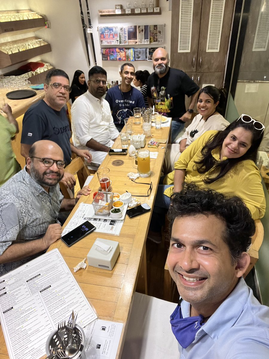 Friday evening done 💯
Catching up with Bombay Twitter friends, and two outstation visitors :D
Fab turnout at <a href="/godoolally/">Doolally</a> 🙌