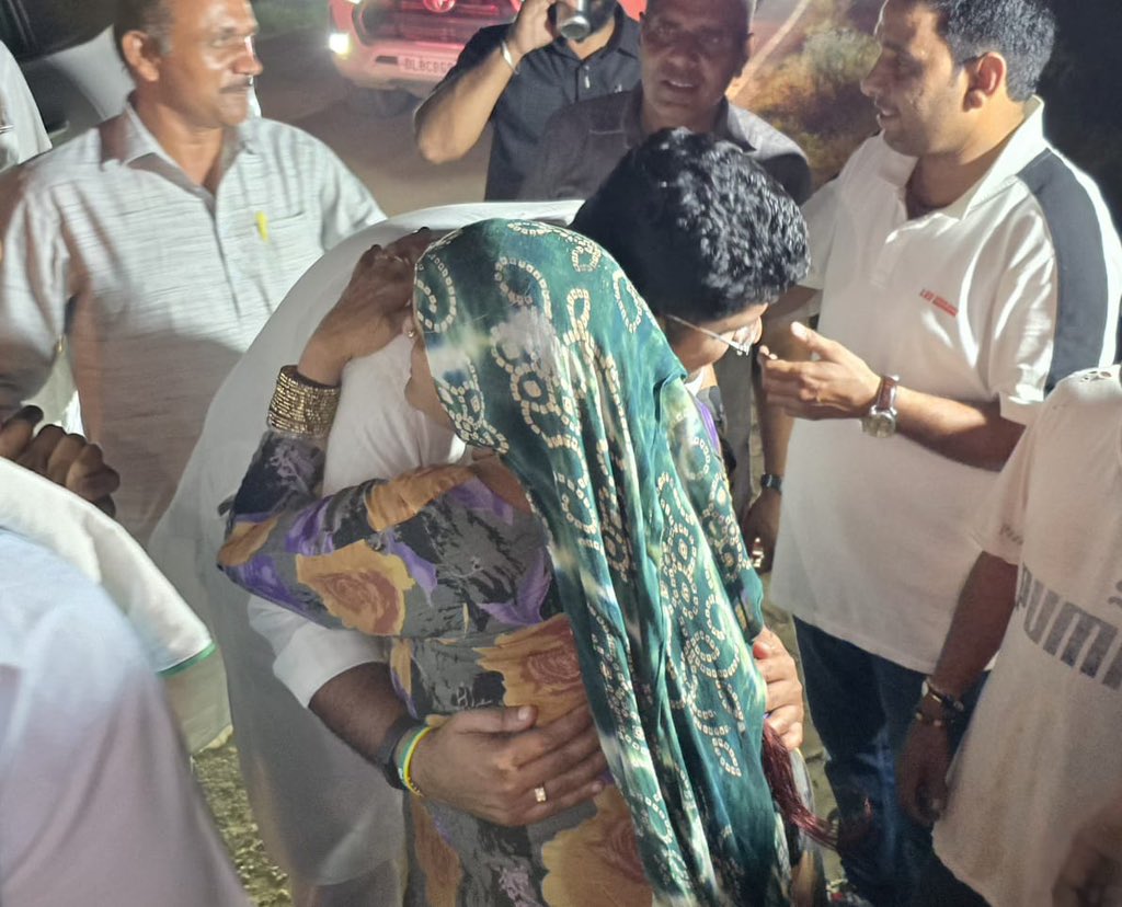 Dushyantism1's tweet photo. ये लगाव,ये स्वागत, ये अपनापन नहीं देखा ,

देखे बहुत होंगे , पर ऐसा नेता नहीं देखा । https://t.co/UukuJcEvEP