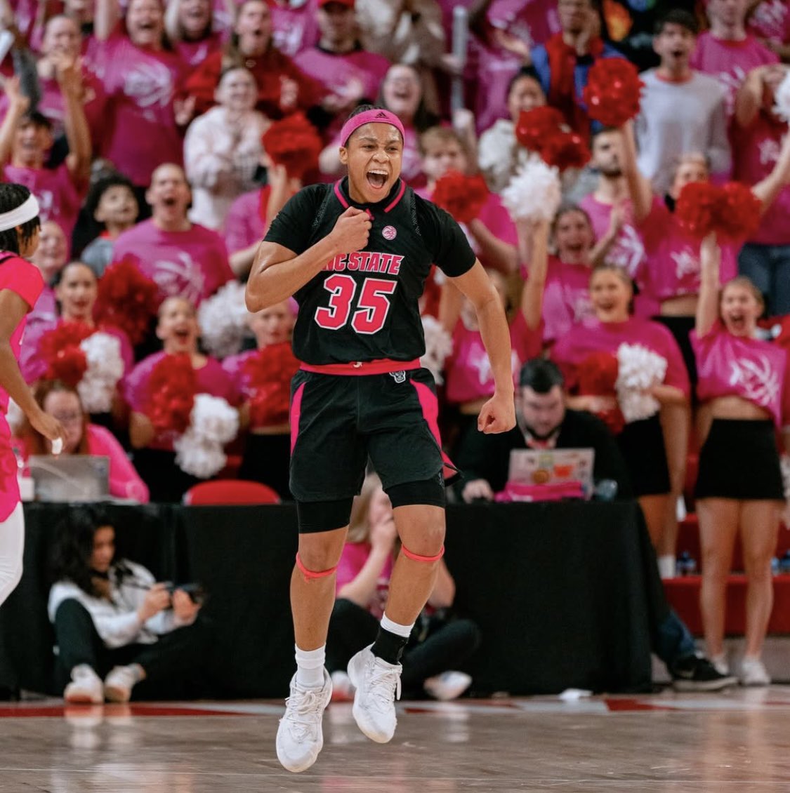Zoe Brooks is the one to watch out for this szn🔥 

As a freshman last szn:
🔸Notched a triple-double in first ever start (vs Liberty)
🔸Szn high 11 assists (vs ODU)
🔸Scored in dbl-figures 14x (szn-high 19 vs Virginia)
🔸Szn avg of 9.0 ppg, 3.8 rpg, 3.4 apg &amp; 1.4 spg (41.5 FG%)