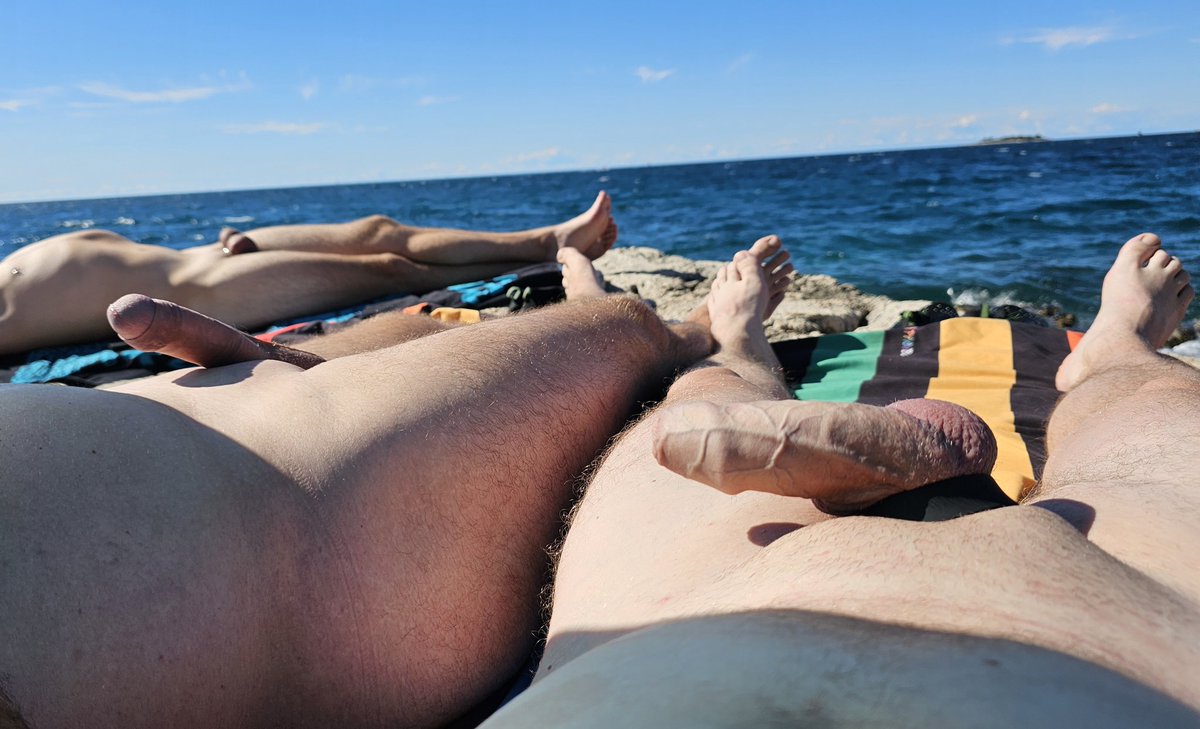joerg_wise's tweet photo. I love sunbathing naked and showing my veiny dick to other guys 😈 
You love that too, then retweet to let me know
#gaydick #nsfw #gaybeach #nakedgay  #gaythreesome #nakedsunbathing #gayboner #veinydick https://t.co/jWLgAXQppe