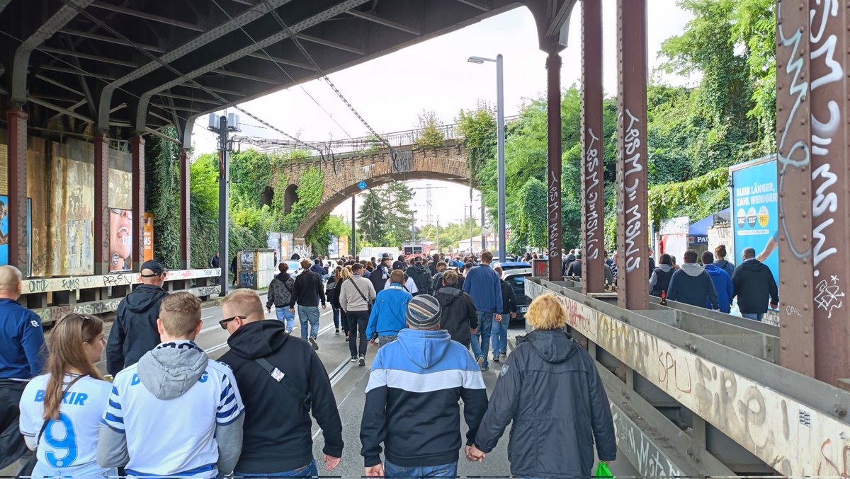 PuckJansen1954's tweet photo. Met de #Sonderzug (In NL ondenkbaar), van #Duisburg naar #KölnSüd en in corteo naar het #Oldskool stadion van #FortunaKöln Ideale hekken, om er ff in te hangen... Oh ja, wedstrijd werd 0-0 #FORMSV https://t.co/vwdiKaEGlh