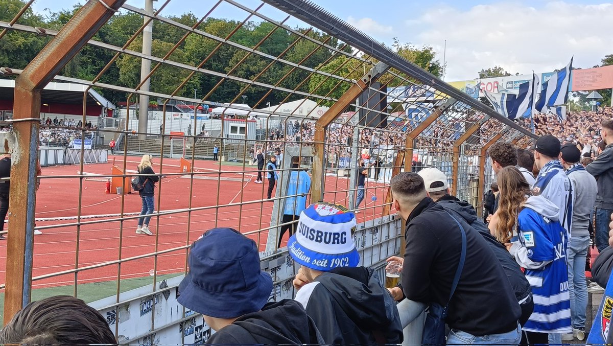 PuckJansen1954's tweet photo. Met de #Sonderzug (In NL ondenkbaar), van #Duisburg naar #KölnSüd en in corteo naar het #Oldskool stadion van #FortunaKöln Ideale hekken, om er ff in te hangen... Oh ja, wedstrijd werd 0-0 #FORMSV https://t.co/vwdiKaEGlh