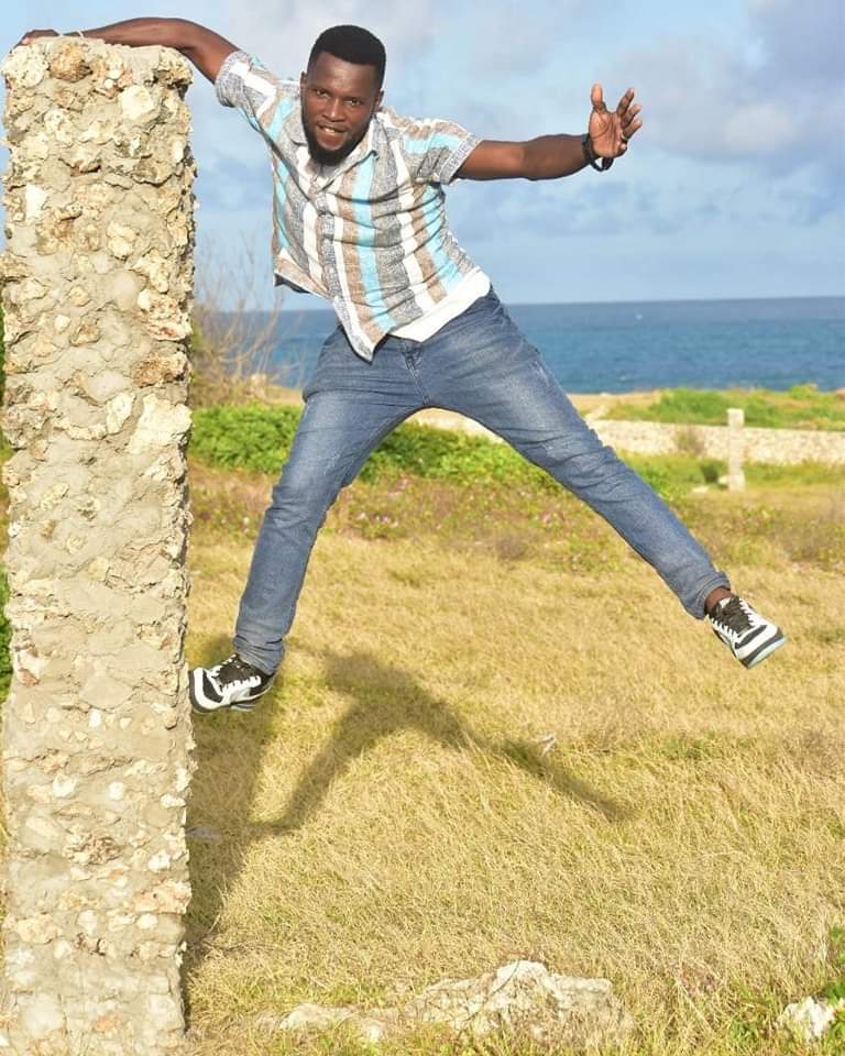 _lulufmradio's tweet photo. #TeensConnect
Mr Abujubuju 😄 say's HELLO 👋.
UnaLOAD teens connect Bus ukiwa wapi?
#MrAbujuBuju #McKingori https://t.co/OOfKKYaJbW
