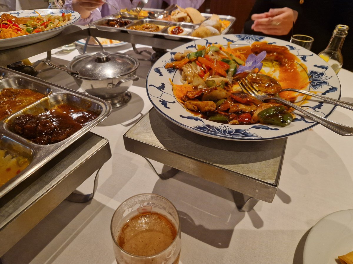 Bij Chin.Ind.Spec.Rest. Wen Wah in Den Haag word je als gast op een voetstuk geplaatst. De smaak, stijl en presentatie van de Chinees Indische rijsttafel was dan ook helemaal in orde. <a href="/JScheurbuijck/">Mark van Wonderen (aka Joachim Scheurbuijck)</a>