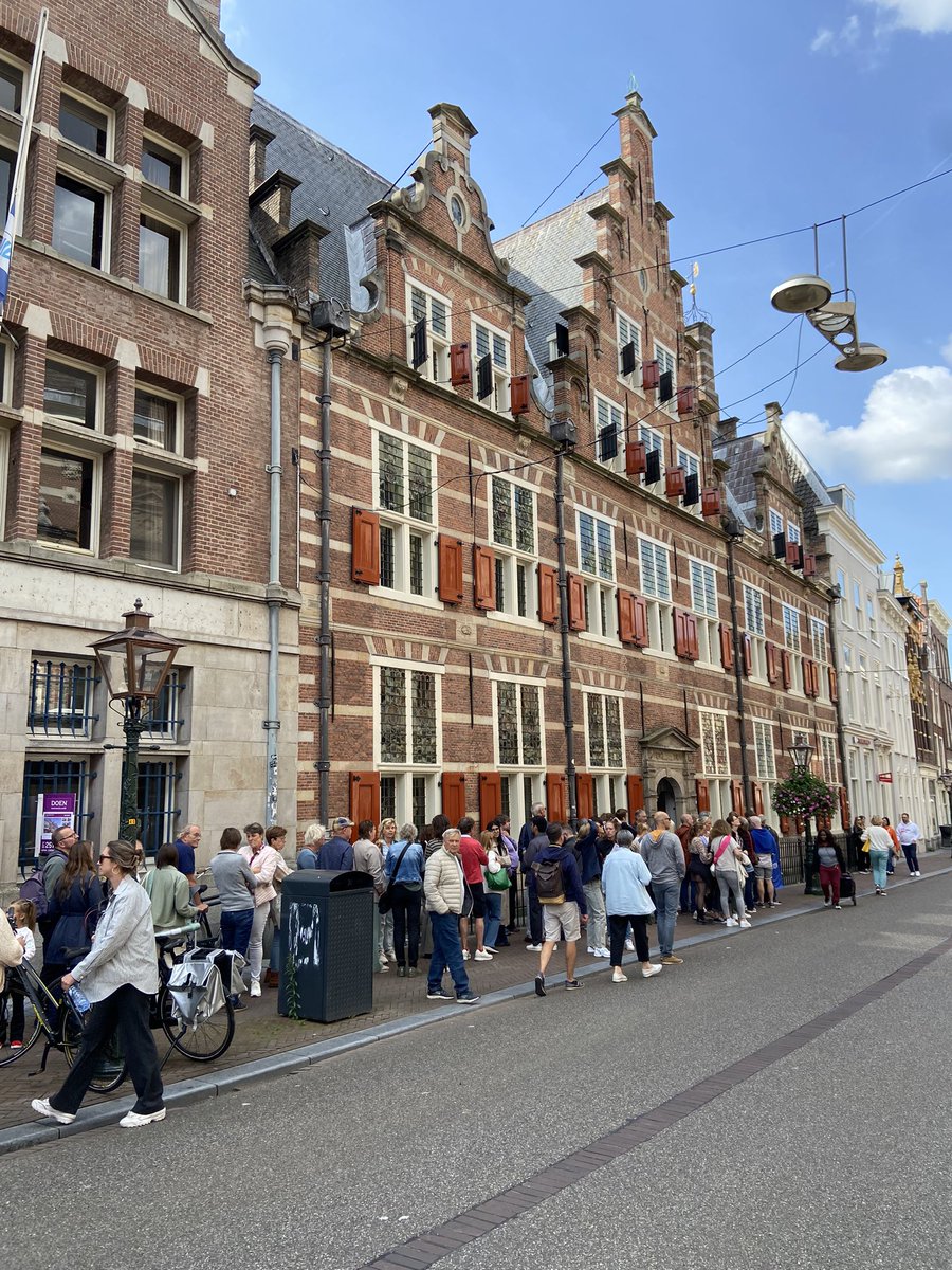 Wat een geweldige 1e dag! Dank aan alle vrijwilligers 🙏 Kom morgen ook langs in #Leiden!

🏛️ 31 deelnemende panden
🎶 muziek- en korenprogramma
👧 kids- en junioractiviteiten
📚 Lezingen en rondleidingen
🚴‍♂️ Fiets- en wandelroutes

omdleiden.nl