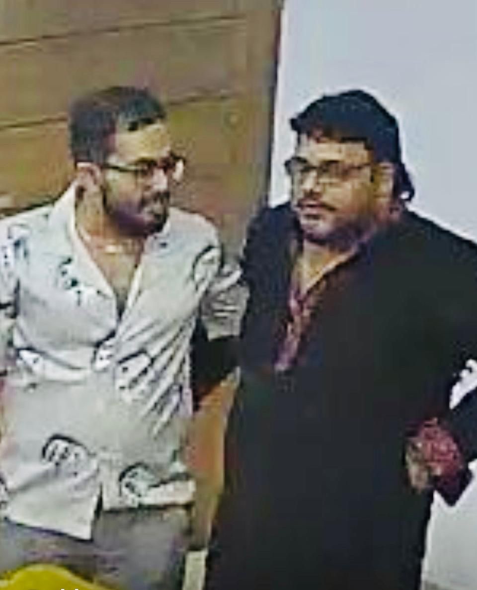 ZulkarnainSaer's tweet photo. গতকাল (১৩ সেপ্টেম্বর ২০২৪) রাজধানী ঢাকার বনানীতে (এ ব্লক,  রোডঃ ০৪) এর একটি ভবনে বেশ কিছু যুবক (১৫/২০জন)  জোরপূর্বক প্রবেশ করে এবং তাদের টার্গেটেড ওই ভবনেরই একটি ফ্ল্যাটে ঢুকে যায়। যুবকদের সাথে আসা ২-৩টি গাড়ি দিয়ে ভবনটির প্রবেশ পথ রোধ করা হয় এবং তারা নিজেদের জামাত/শিবির কর্মী বলে দাবি করে। ফ্ল্যাটের গৃহকর্তাকে আওয়ামী লীগের সাথে সংশ্লিষ্টতা আছে দাবি করে অস্ত্রের মুখে ভীতি প্রদর্শন করে এবং বিপুল অংকের টাকা চাঁদা প্রদানের দাবি জানায়। 

ভবনটির নিরাপত্তা কর্মীরা উপস্থিত বুদ্ধিতে আশেপাশের কিছু নিরাপত্তা কর্মীকে ঘটনাস্থলে জড়ো করে এবং প্রতিবেশীরা পুলিশে খবর দেয়। পুলিশ আসার পর রাজনৈতিক পরিচয় প্রদানকারী এ সকল ব্যক্তি পুলিশ সদস্যদের সাথে বাক-বিতন্ডতায় লিপ্ত হয়। পরবর্তীতে অবস্থা বেগতিক বুঝে তারা ঘটনাস্থল ত্যাগ করে। 

যে বাসায় তারা চাঁদাবাজি করতে যায় সেখানে সিসিটিভি ক্যামেরা থাকায় হামলাকারীদের ছবি রয়ে যায়। অনুগ্রহ করে এদের শনাক্ত করার চেষ্টা করুন এবং আপনার রাজনৈতিক দলের সাথে কোনরকম সম্পর্ক থাকলে যথাযথ ব্যবস্থা গ্রহণ করুন।