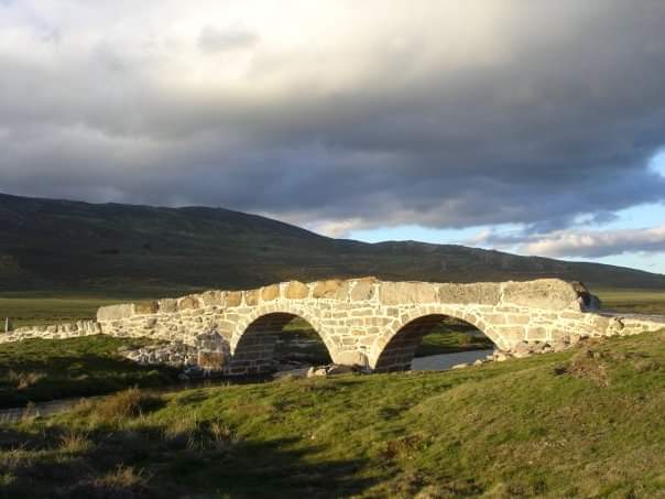 GuilleC3peda's tweet photo. @Pepeavilenho La zona del antiguo poblado de Altopaso, entre Garganta y Navadijos.

¿Es su puente romano como dicen algunos? ¿O medieval? https://t.co/yMTu4oYDrl
