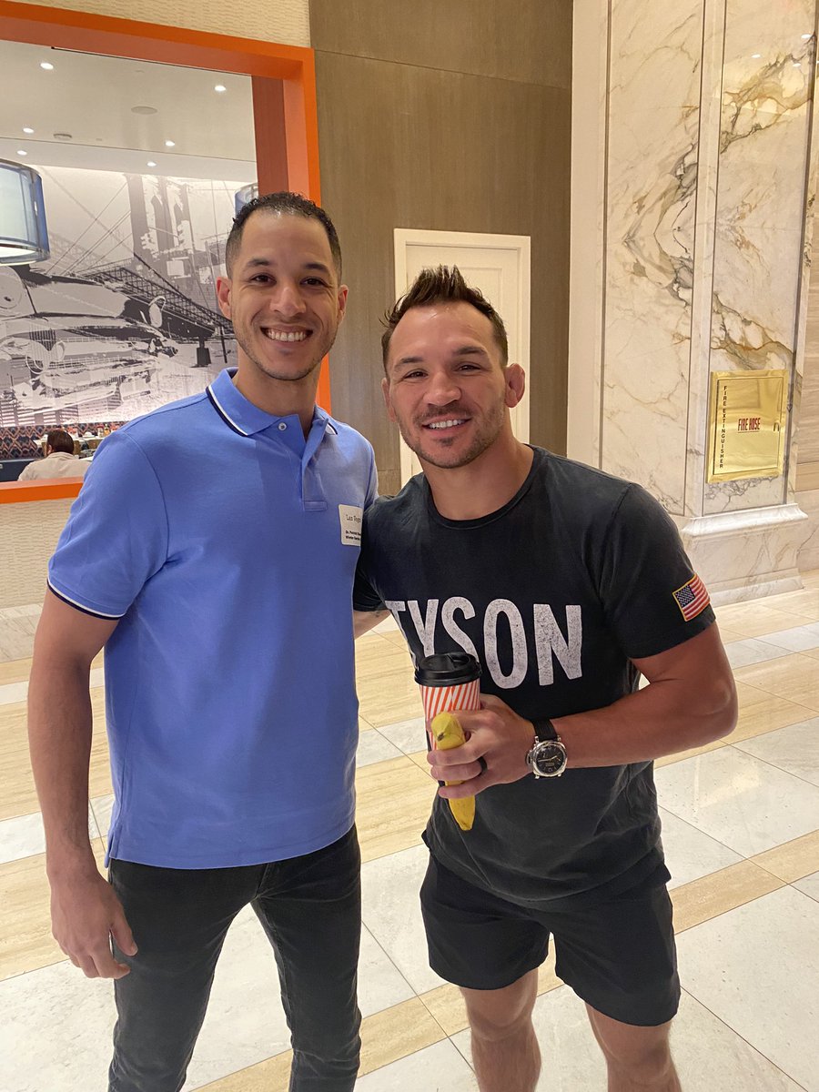 DrMudkingFGC's tweet photo. Life cannot be real rn 😭 Thank you @MikeChandlerMMA and @MmaWeili so much for taking the time 🙏🏽 #UFCNoche https://t.co/OEVZe9L4gq