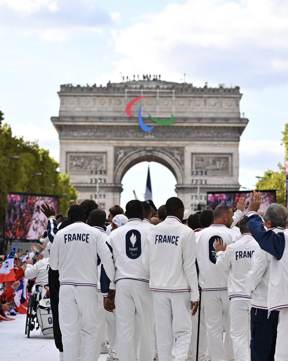 Paris2024's tweet image. Quand l'Arc de Triomphe vient clôturer l'arc Olympique et Paralympique de #Paris2024, tout le monde célèbre avec un grand sourire ✨
-
When the Arc de Triomphe closes the Olympic and Paralympic arc of #Paris2024, everyone celebrates with a big smile ✨