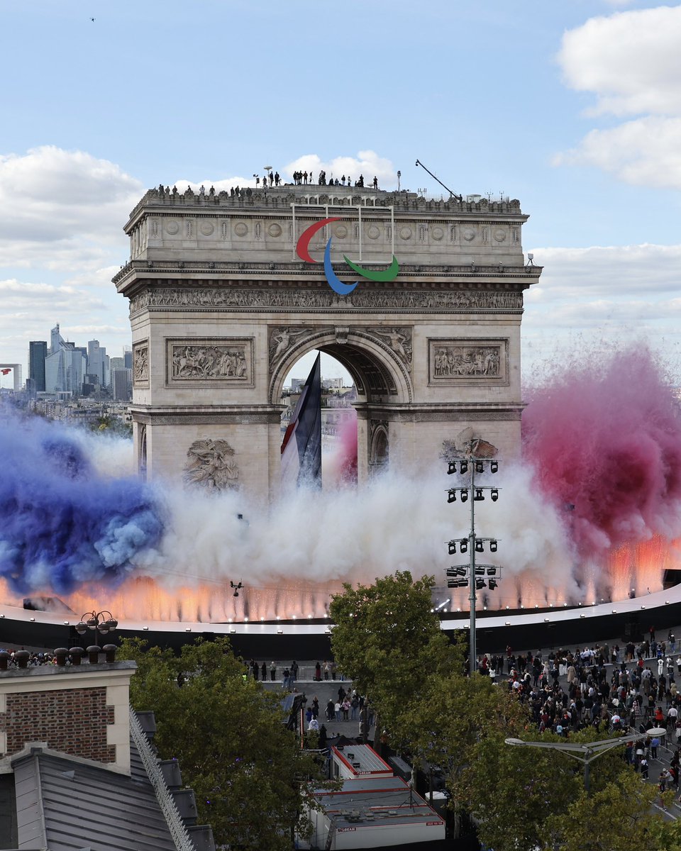 Paris2024's tweet image. Quand l'Arc de Triomphe vient clôturer l'arc Olympique et Paralympique de #Paris2024, tout le monde célèbre avec un grand sourire ✨
-
When the Arc de Triomphe closes the Olympic and Paralympic arc of #Paris2024, everyone celebrates with a big smile ✨
