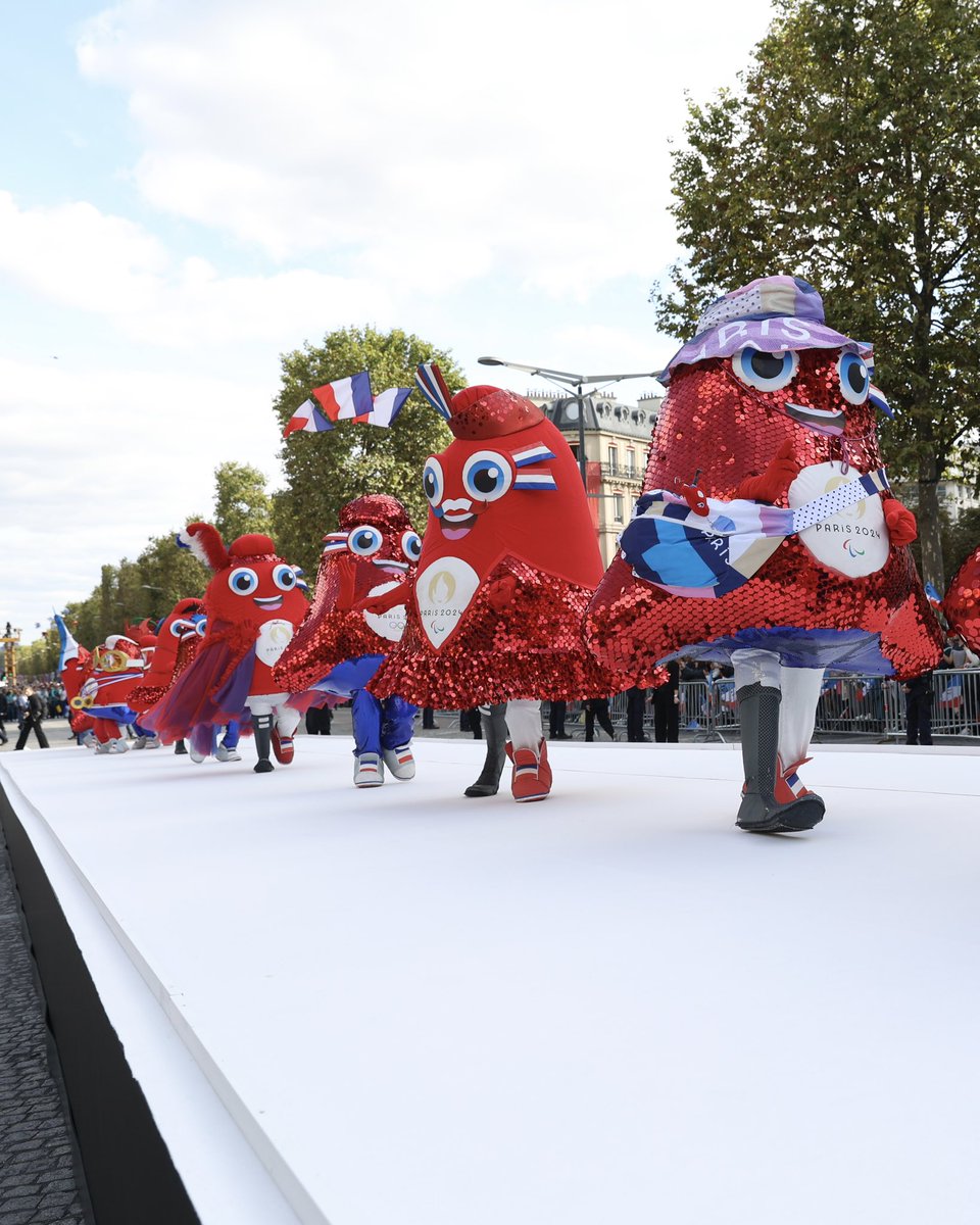 Paris2024's tweet image. Quand l'Arc de Triomphe vient clôturer l'arc Olympique et Paralympique de #Paris2024, tout le monde célèbre avec un grand sourire ✨
-
When the Arc de Triomphe closes the Olympic and Paralympic arc of #Paris2024, everyone celebrates with a big smile ✨