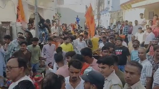 भीलवाड़ा में कट्टरपंथी मुसलमानों का आतंक!

मस्जिद के छत पर से हिन्दुओं पर फेंकने लगे पत्थर!

रास्ते से यात्रा लेकर गुजर रहा था हिन्दू समाज, भीड़ में महिला, बच्चे, बुजुर्ग नौजवान थे शामिल।

घात लगाकर बैठे कट्टरपंथी मुसलमानों ने मौका पाते ही पत्थरबाजी शुरू कर दी।

कई हिन्दू बुरी