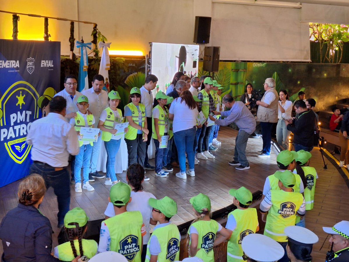 Noti7Guatemala's tweet image. 🥳EN DETALLE | Niños de 7 a 14 años, finalizan curso especial en el #Zoológico donde tuvieron diversas actividades en lo que se refiere a educación vial.