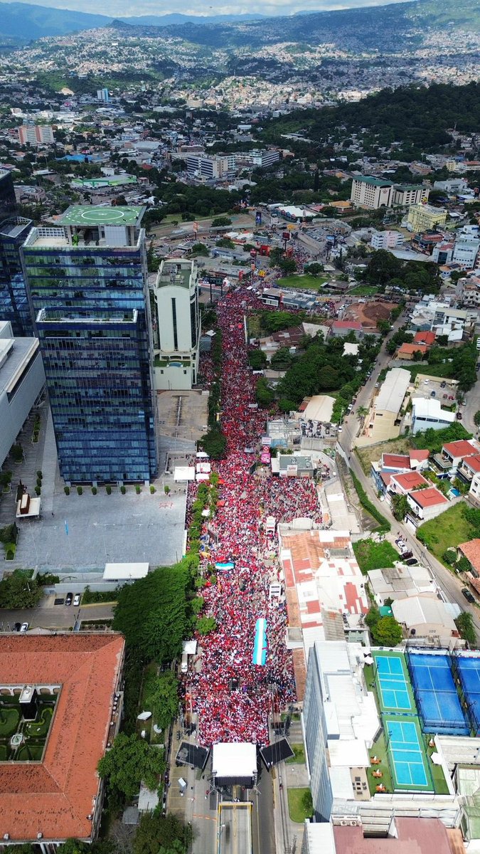 KawsachunNews's tweet photo. Now: 🇭🇳Hondurans mobilize in the capital in a show of popular support for President @XiomaraCastroZ amid renewed destabilization attempts and U.S. interference. https://t.co/Eaoo5snQTp