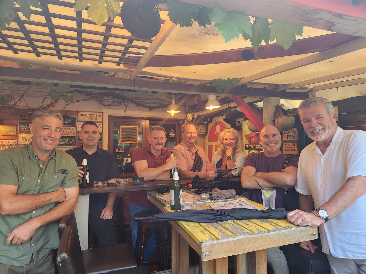 WanderingHartz's tweet image. Bar hopping with friends in Brasov Romania. 🍻