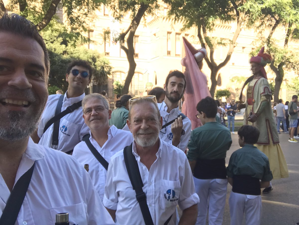 dinapontus's tweet photo. Avui toquem a les festes de Santa Tecla a Tarragona  a la 40a Mostra de Folklore viu. Hem fet ballar als @gegantsdelpi, ballen súper bé, és i goig!!! 👏🏻👏🏻👏🏻👏🏻👏🏻👏🏻👏🏻 Enhorabona!!! #gralla #gegants #timbal #tradició #dinapontusenruta @escoladgrallers #escoladegrallersdesitges https://t.co/uLecsV6bX3