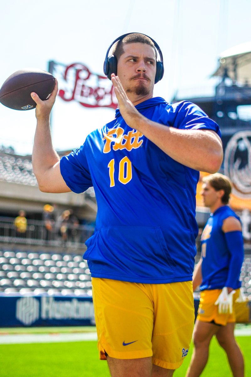 Pitt_FB's tweet photo. 🏈 @eli_holstein10 ➡️ 🙌 @fastboidez

#H2P » #WeNotMe https://t.co/fc6B5M69Hm
