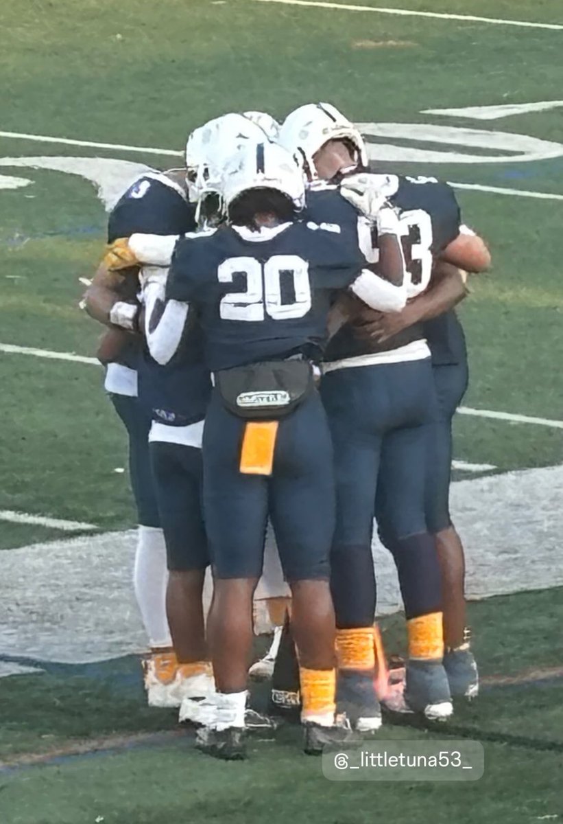 carolynaltuner's tweet image. Friday night lights never gets old! Love my #53 and the boys’ brotherhood. #hawkpride #mamahawk 🇺🇸💙🏈🤍💪 @GrantAltuner @Urbana_FB