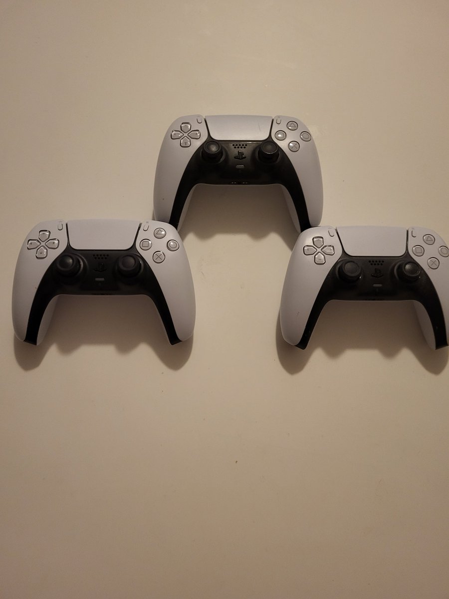 Hyväntekeväisyystapahtuma on nyt ohi, mutta itse hyväntekeväisyys saa vielä jatkoa. Haluan lahjoittaa kuvan PS5 ohjaimet vähävaraisille. Ota rohkeasti yhteyttä, jos tiedät jonkun, jolla voisi olla tarvetta. Muuten ohjaimet menevät lastensuojelun kautta uusille omistajille.