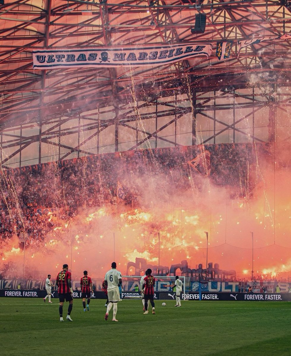adrien_pittore's tweet photo. Et Vélodrome s'embrase !
#OM #OMOGCN #LuisHenrique #supporters #CommandoUltra
@Ligue1 @OM_Officiel https://t.co/QcwncLLdlN